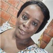 Sociologa dicta clases de ciencias sociales a niños y niñas de primaria